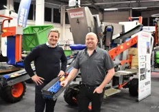 Han Smits en Joris Jans bij de vol-elektrische Pluk-O-Trak van Munckhof Fruit Tech Innovators